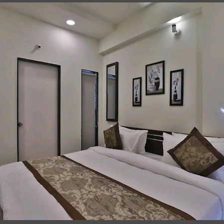 Oyo 80228 Hotel Richa Hālol 外观 照片