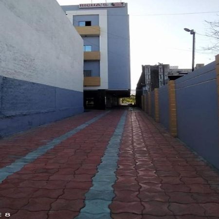 Oyo 80228 Hotel Richa Hālol 外观 照片