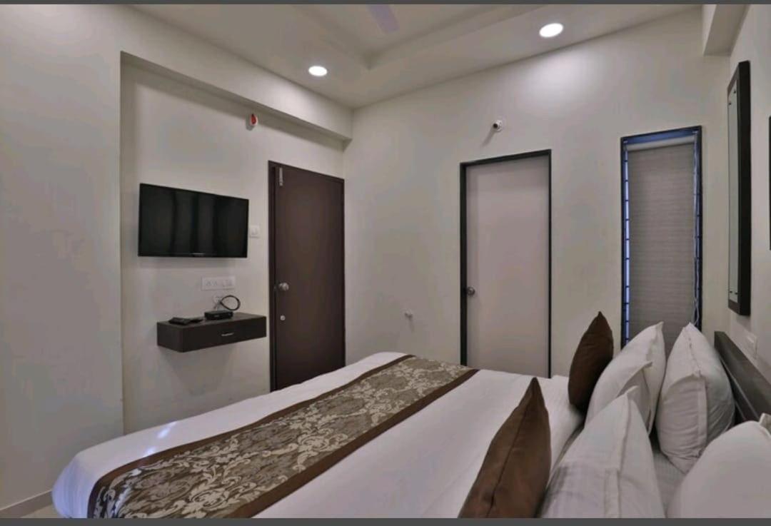 Oyo 80228 Hotel Richa Hālol 外观 照片