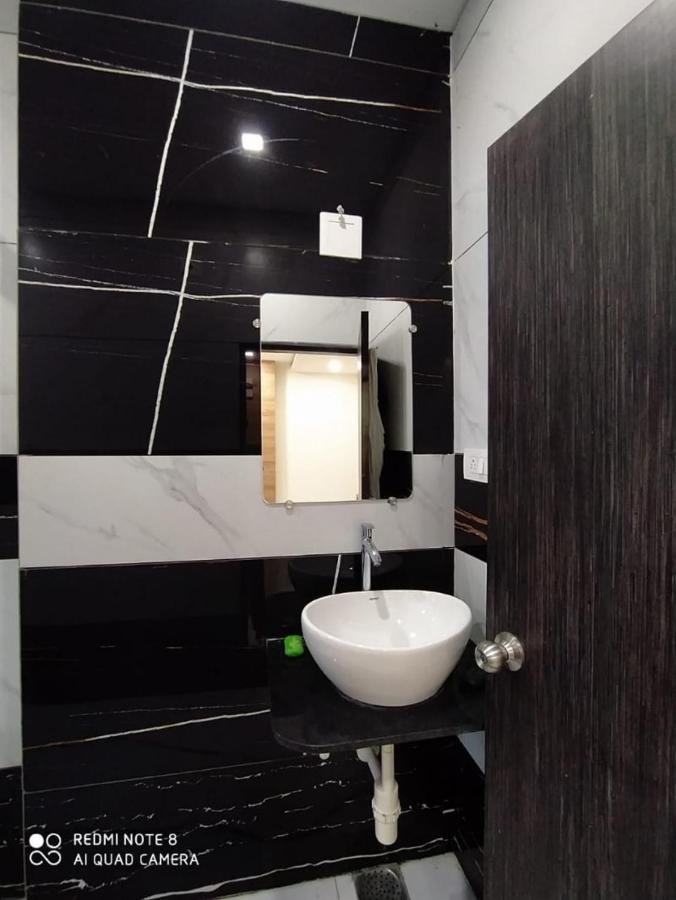Oyo 80228 Hotel Richa Hālol 外观 照片